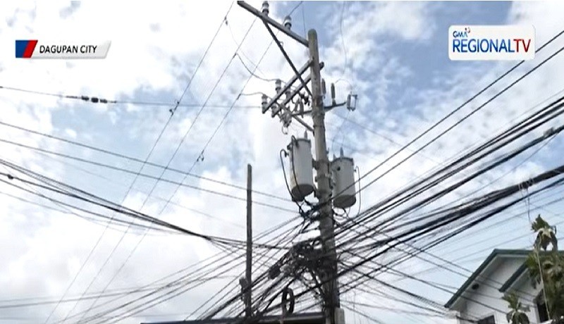 Patay ang isang Lineman nang aksidenteng makuryente habang nagkakabit ng karagdagang transformer sa poste ng ilaw sa Barangay Tapuac sa Dagupan City, Pangasinan.